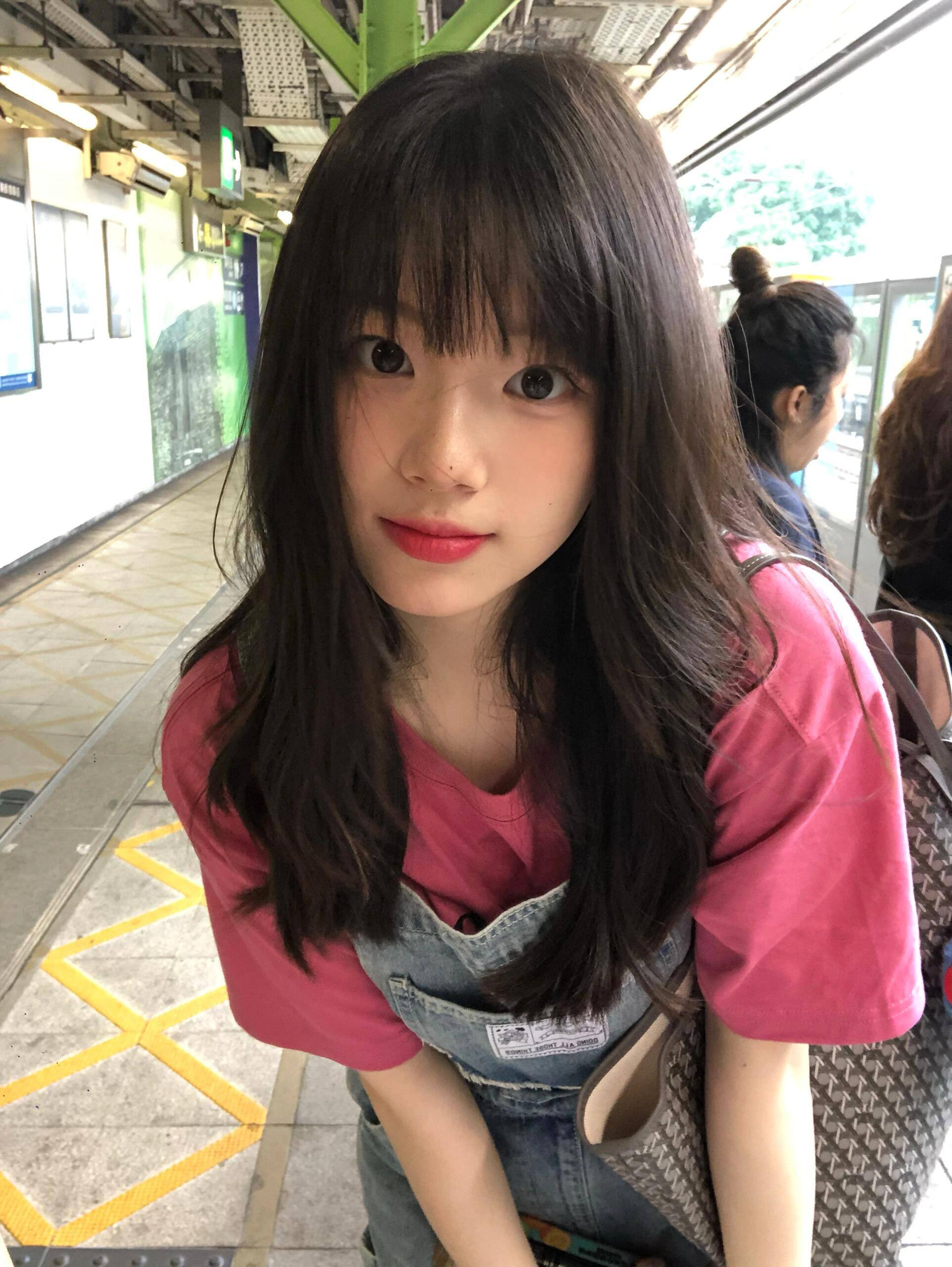 皇上在抱着皇后剧烈抽插小说